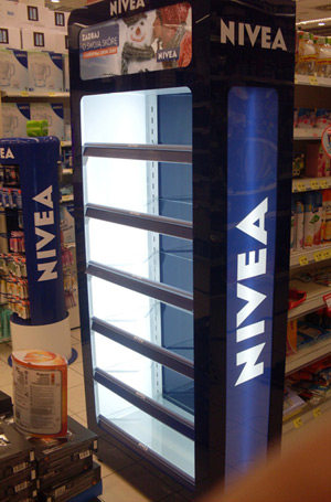 Logistyka i montaż regałów sprzedażowych NIVEA